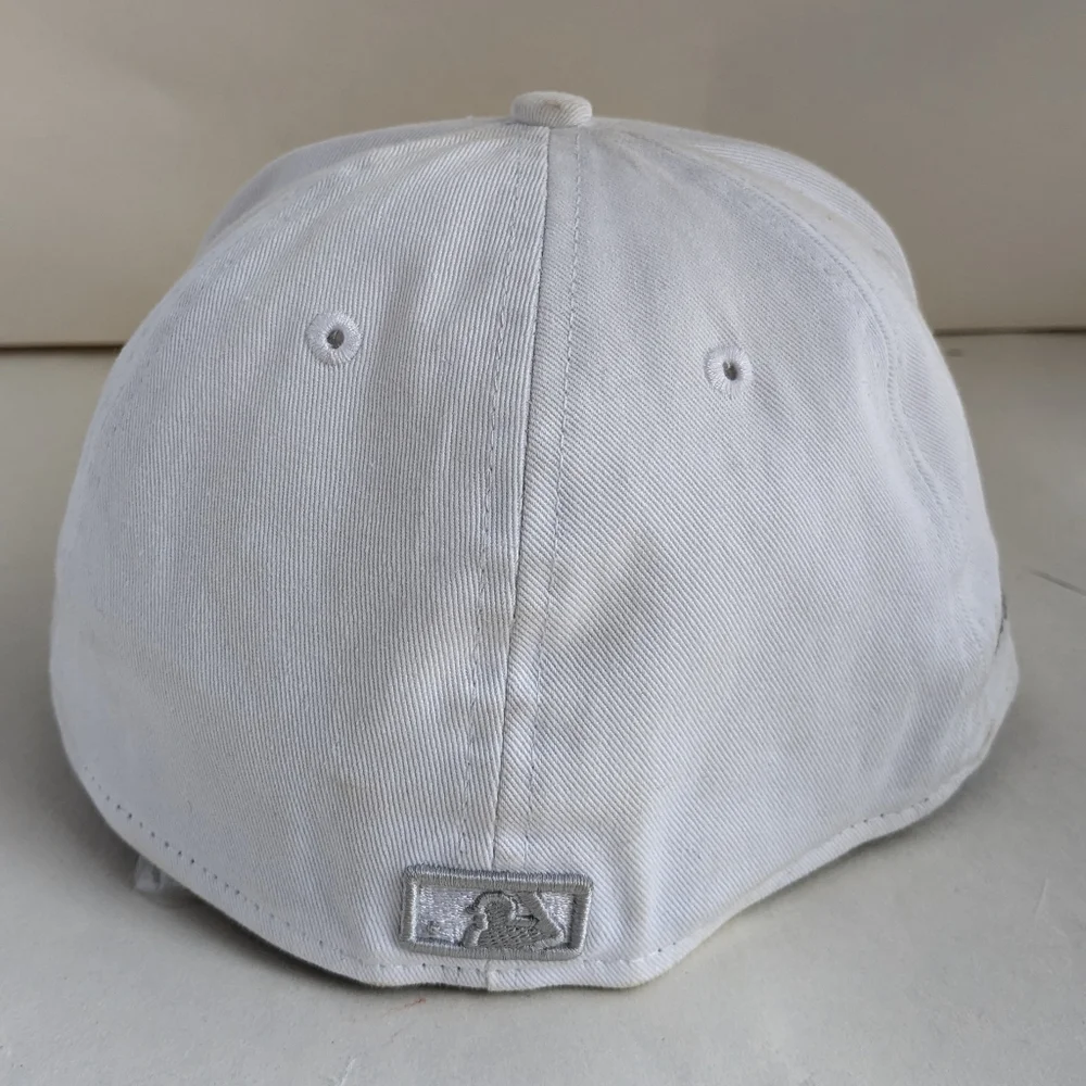 New Era Official MLB New York Yankees 59Fifty Fitted Hat Snapback 7 1/8 WHITE